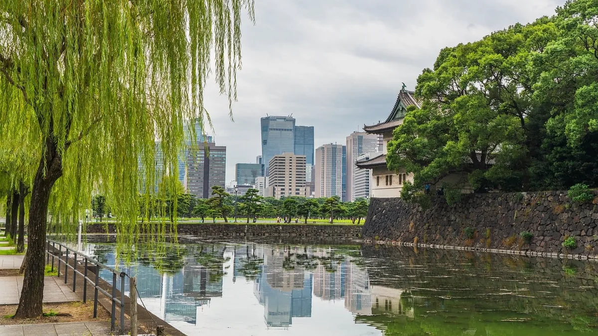 東京の庭園とビル群