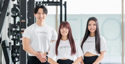 マンツーマン指導を行うBEYONDのトレーナー